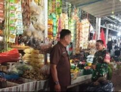 Babinsa Koramil 1420-04/ Watang Pulu Pantau Harga Sembako di Pasar Lawawoi: Harga Stabil, Ketersediaan Aman