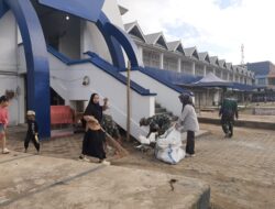 Babinsa dan Warga Bersatu, Bersihkan Pasar Sentral Tanrutedong Demi Lingkungan Bersih