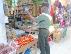 Pantau Harga Pangan, Babinsa Polewali Pastikan Stok Bahan Pokok Aman di Pasar Amparita