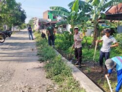 Sambut HUT RI ke-80, Babinsa dan Warga Duampanua Gotong Royong Bersihkan Saluran Air