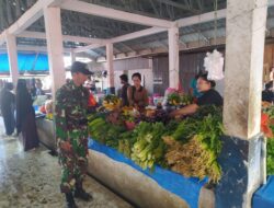 Babinsa Sertu Rusli Pantau Harga Bahan Pokok di Pasar Sentral Bilokka: Stabilisasi Harga Tetap Terjaga
