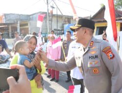 Semarak Kemerdekaan, Kapolres Sidrap Bagikan Ratusan Bendera ke Pengguna Jalan