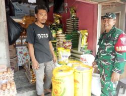 Babinsa Koramil Kodim 1420/Sidrap Monitoring SPHP di Dua Pasar Tradisional