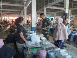 Babinsa Ramil 1420-01/Panca Lautang Pantau Harga Bahan Pokok di Pasar Bilokka