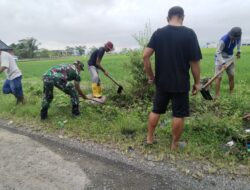 Babinsa Timoreng Panua Koramil 1420-06/Panca Rojang Gandeng Warga Gelar Karya Bakti Bersihkan Saluran Air