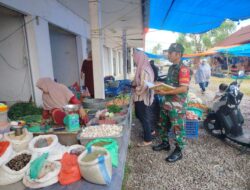 Babinsa Koramil 1420-07/Baranti Pantau Harga Sembako di Pasar Baranti Sidrap
