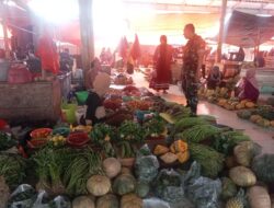 Babinsa Rappang Koramil 1420-06/Panca Rijang Pantau Harga dan Stok Bahan Pokok di Pasar Sentral