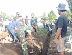 Anggota Koramil 1420-01/Panca Lautang GotongRoyong Bersihkan Saluran Air