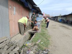 Koramil 02/Tellu Limpoe Gelar Kerja Bakti Bersihkan Drainase Pasar Amparita
