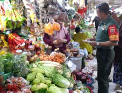 Babinsa Koramil 03/Maritengngae Pantau Harga Sembako di Pasar Sentral Pangkajene
