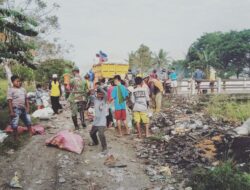 Koramil 03/Maritengngae Bersama Warga Gelar Karya Bakti Bersihkan Sampah di Bantaran Sungai Kanyuara