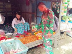 Babinsa Koramil 02/Tellu Limpoe Pantau Ketersediaan dan Harga Bahan Pokok di Pasar Sentral Amparita