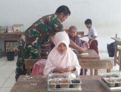 Peduli Generasi Muda, Babinsa Kodim 1420/Sidrap Dampingi Pendistribusian Makan Bergizi Gratis Di Sekolah