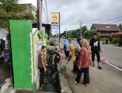 Koramil 1420-07/Baranti Bersama KUA Gelar Karya Bakti Bersihkan Saluran Air di Baranti