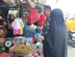 Pantau Ketersediaan dan Harga Bahan Pokok, Babinsa Komsos Bersama Pedagang Di Pasar Pangkajene
