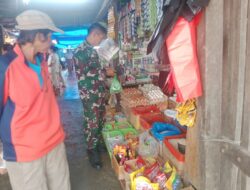 Babinsa Koramil 1420-02/Tellu Limpoe Sidrap Laksanakan Pemantauan Ketersediaan dan Harga Bahan Pokok di Pasar Sentral Amparita