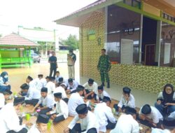 Babinsa Koramil 1420+-04/Watang Pulu Dampingi Tim SPPG Distribusi Makan Bergizi Di Sekolah