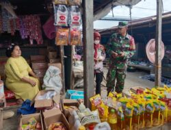 Antisipasi Kenaikan Harga Sembako, Babinsa Panca Lautang Monitoring Pasar
