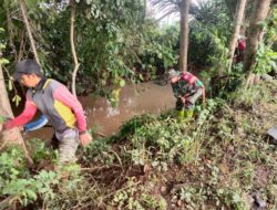 Jaga Kebersihan Lingkungan, Danramil Panca Rijang Ajak Warga Kerja Bakti Bersihkan Sungai