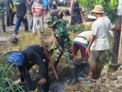 Karya Bakti Koramil 1420-05/Dua Pitue Bersihkan Saluran Air di Pasar Dongi