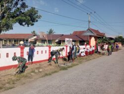 Koramil 03/Maritengngae dan Warga Bersihkan Lingkungan Sambut HUT ke-80 TNI