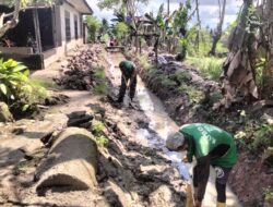 Babinsa Koramil 04/Watang Pulu & Petani Bahu-Membahu Perbaiki Saluran Irigasi