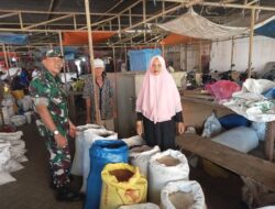 Pemantauan Harga, Babinsa Koramil 06/Panca Rijang Pastikan Ketersediaan Bahan Pokok di Pasar Rappang Aman
