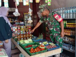 Babinsa Koramil 05/Dua Pitue Pastikan Harga Bahan Pokok Stabil di Pasar Sentral Tanru Tedong