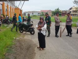 Jelang HUT Ke-80 TNI, Babinsa dan Warga Bersihkan Stadion Ganggawa