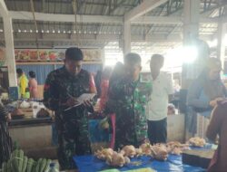 Babinsa Pantau Harga Sembako di Pasar Sentral Bilokka