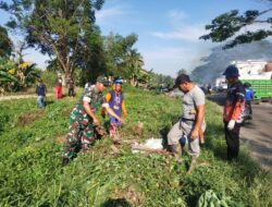 Ciptakan Kebersihan Lingkungan, Babinsa Desa Passeno Gotong Royong Bersihkan Jalan