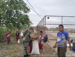 Jumat Bersih di Sidrap: TNI, Staf Desa, Siswa, dan Warga Bersinergi Membersihkan Lapangan Lawali