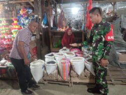 Babinsa Koramil 05/Dua Pitue Pantau Harga dan Stok Bahan Pokok di Pasar Sentral Tanru Tedong, Pastikan Kestabilan