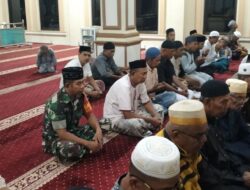 Lewat Safari Subuh, Babinsa Ajak Masyarakat Jaga Kemanan dan Ketertiban Lingkungan8