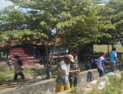 Gotong Royong TNI dan Warga Sidrap: Plt. Danramil Watang Pulu Pimpin Karya Bakti Bersihkan Saluran Air di Ulu Ale