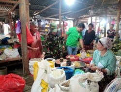 Babinsa Koramil 05/Dua Pitue Sidrap Pantau Harga dan Ketersediaan Bahan Pokok di Pasar Tanru Tedong