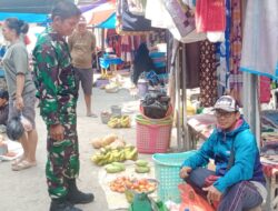 Pantau Stabilitas Harga, Babinsa Koramil 1420-02/Tellu Limpoe Cek Harga Kebutuhan Pokok di Pasar Amparita