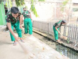 Kerja Bakti Bersihkan Saluran Air, Kodim 1420/Sidrap Jaga Lingkungan Asrama Tetap Bersih dan Sehat