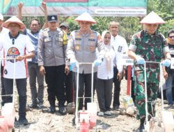 Digelar Serentak, Kapolres Sidrap Tanam Jagung Bersama Forkopimda