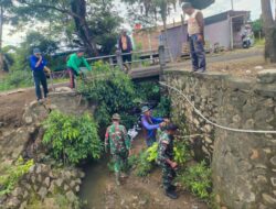 Koramil 1420-01/Panca Lautang Pimpin Karya Bakti Bersihkan Parit Utama Sidrap-Soppeng