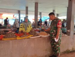 Babinsa Koramil 07/Baranti Serka Anwar Pastikan Kestabilan Harga dan Stok Kebutuhan Pokok di Pasar Sentral Baranti