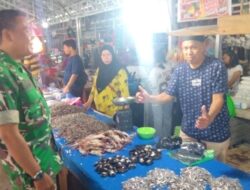 Babinsa Koramil Watang Pulu Pantau Langsung Harga Bahan Pokok di Pasar Lawawoi Sidrap