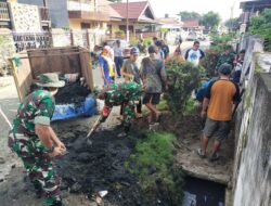 Sinergi TNI dan Masyarakat: Koramil 06/Panca Rijang Gelar Kerja Bakti Bersihkan Drainase di Lalebata, Antisipasi Banjir dan Penyakit