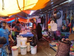 Jaga Stabilitas Pangan, Anggota Koramil 06/Panca Rijang Pantau Harga Bahan Pokok di Pasar Panca Rijang Sidrap