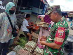Babinsa Koramil 1420-05/Dua Pitue Pantau Harga dan Ketersediaan Bahan Pokok di Pasar Sentral Tanru Tedong