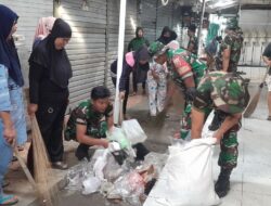 Perkuat Sinergi TNI dan Rakyat, Koramil 1420-03/Maritengngae Gelar Karya Bakti Pembersihan Pasar Sentral Pangkajene