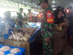 Babinsa Koramil 04/Watang Pulu Pantau Ketersediaan dan Harga Sembako di Pasar Lawawoi Sidrap