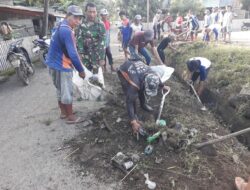 Aksi Nyata Koramil 01/Panca Lautang: Karya Bakti Bersihkan Parit Lapangan Bola Kapitan Bolong