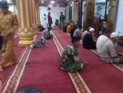 Perkuat Kemanunggalan TNI dan Rakyat, Babinsa Kodim 1420/Sidrap Gelar Safari Salat Subuh dan Komsos untuk Pantau Perkembangan Wilayah