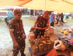 Jaga Stabilitas Harga, Babinsa Koramil Baranti ‘Blusukan’ Cek Harga Sembako di Pasar Baranti